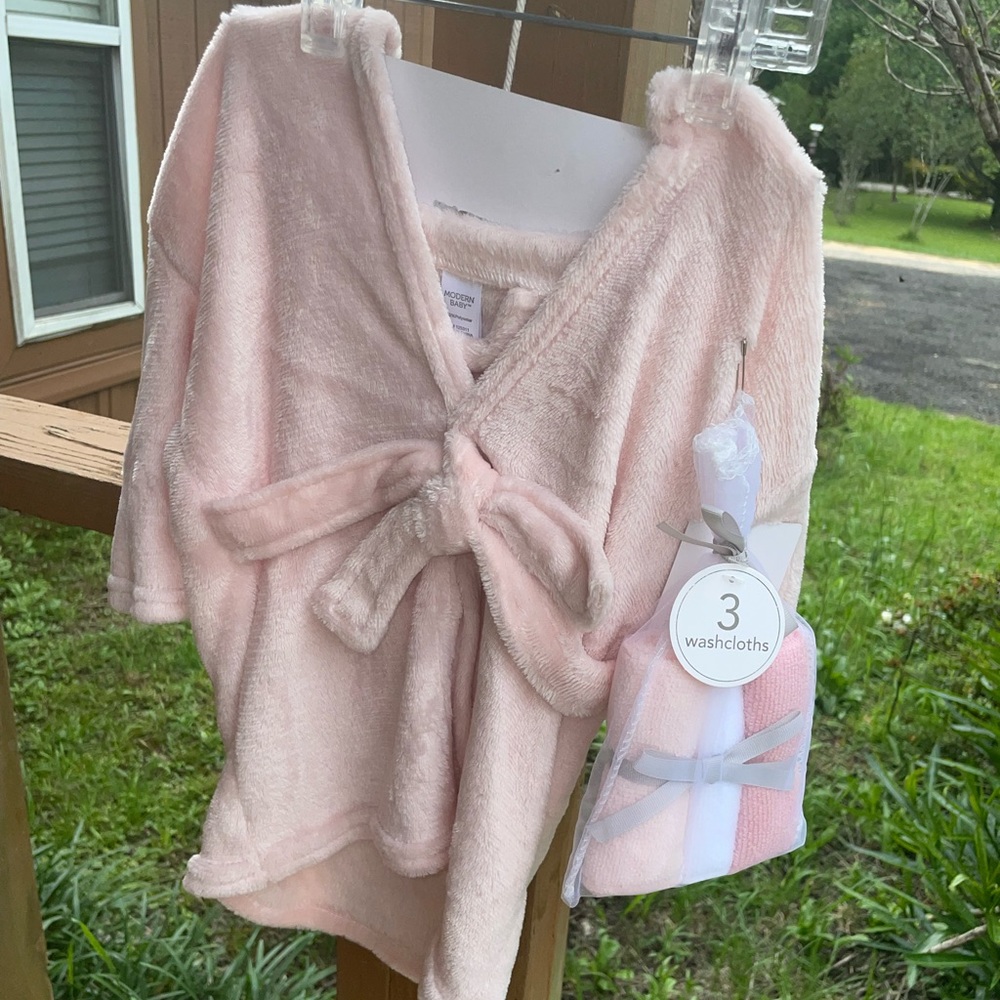 Bunny robe includes 3 washcloths brand new super cute and soft 0-9 months
